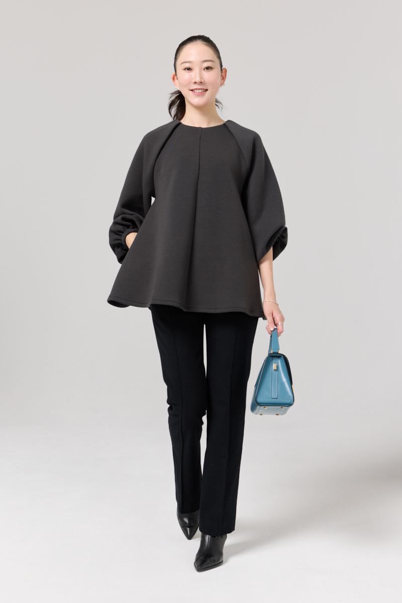 川瀬愛の[THREE SQUARE]ショルダータックプルオーバーコーデ