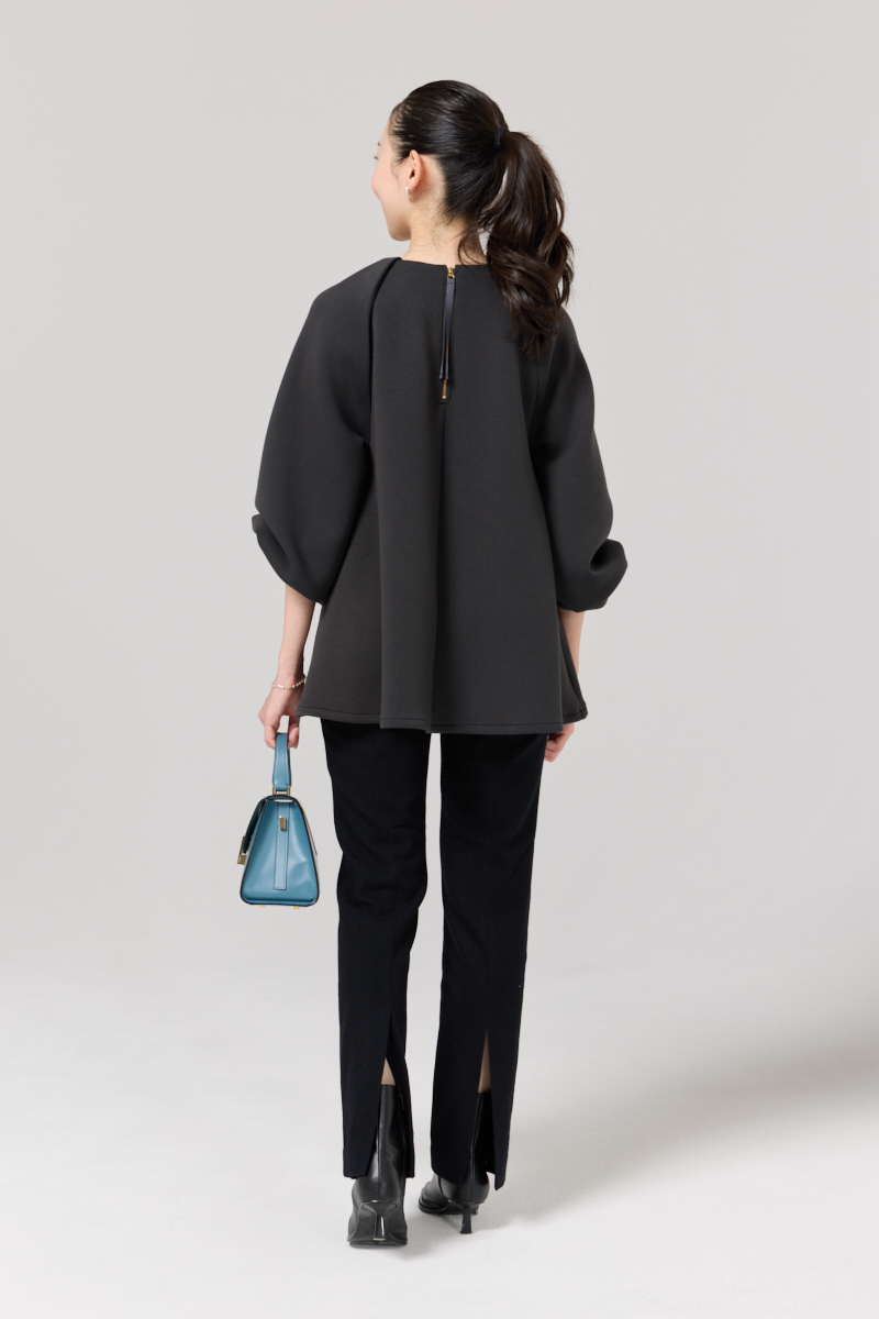 川瀬愛の[THREE SQUARE]ショルダータックプルオーバーコーデ