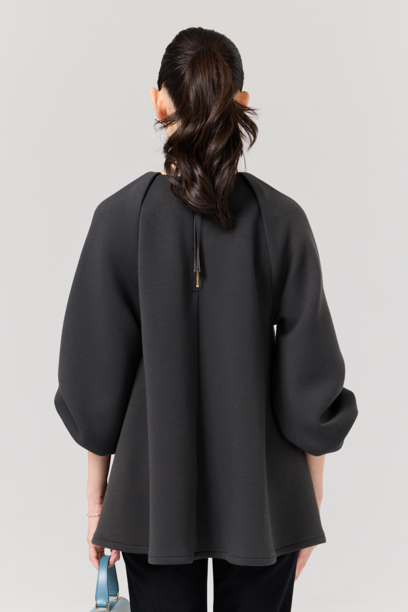 川瀬愛の[THREE SQUARE]ショルダータックプルオーバーコーデ