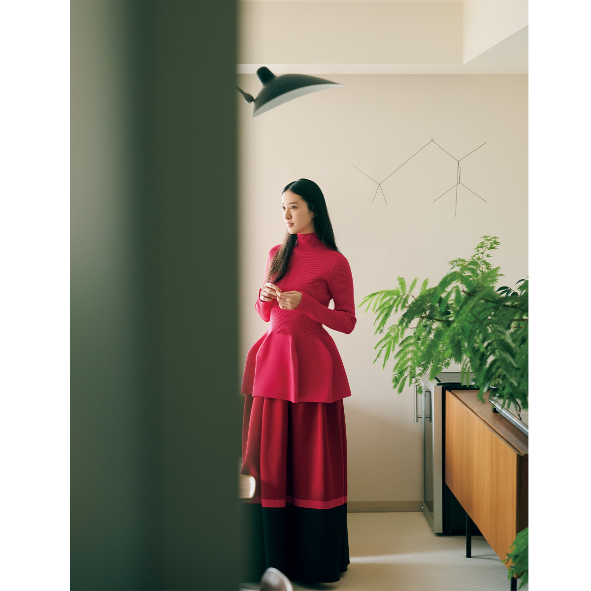 CFCLのトップスとスカートを着た武井咲さん