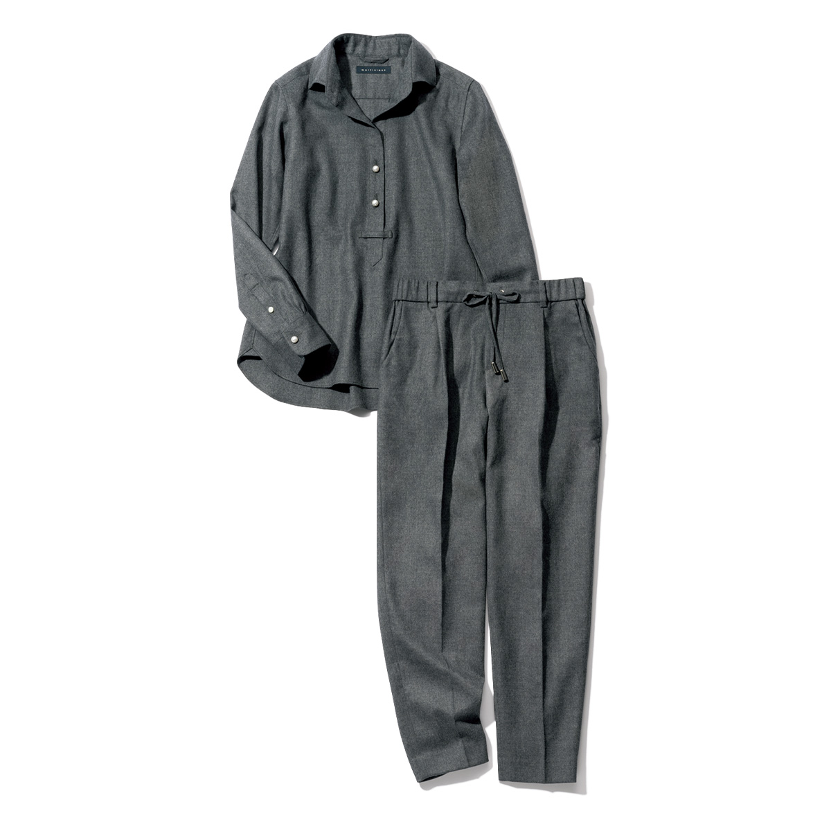 マルティニークのウール素材のシャツとパンツのセットアップ