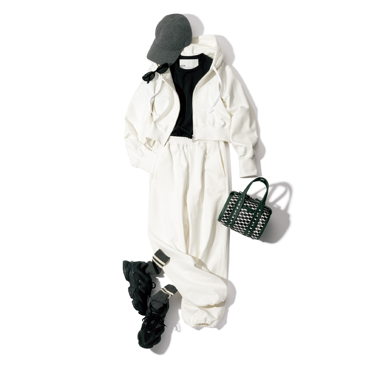 ミースロエの白パーカとスウェットパンツのセットアップを黒のインナーやスニーカーで引き締めたキレイめスポーティ