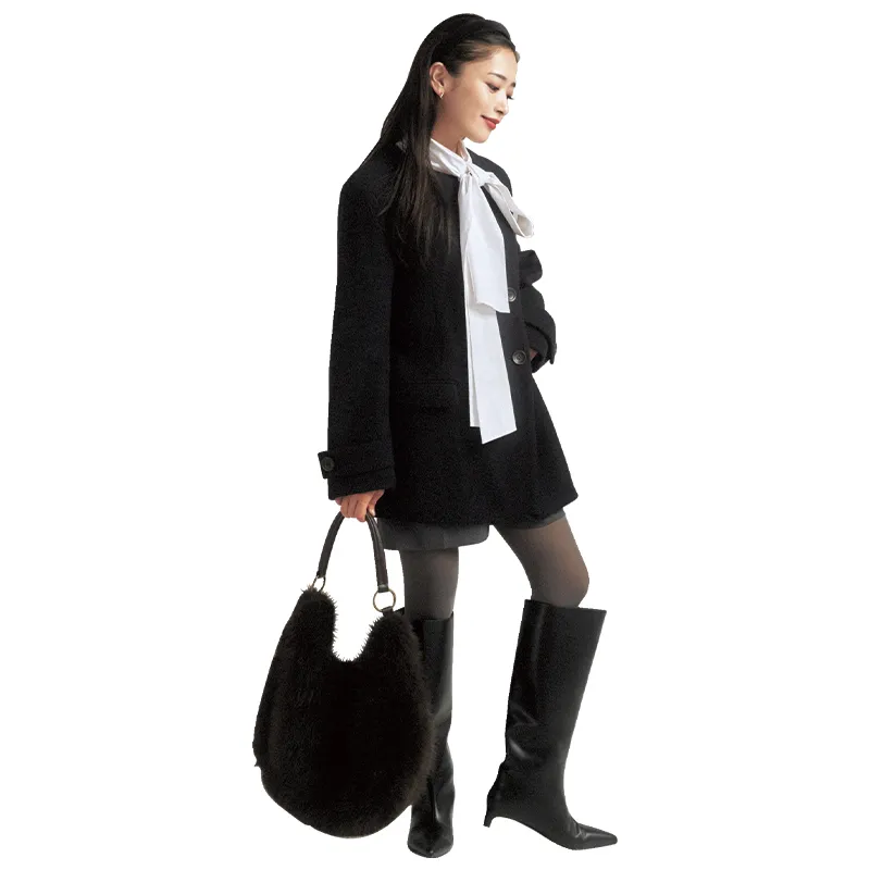 黒コートにボウタイブラウス、ミニスカートにグレーのタイツ、黒ロングブーツのコーデ