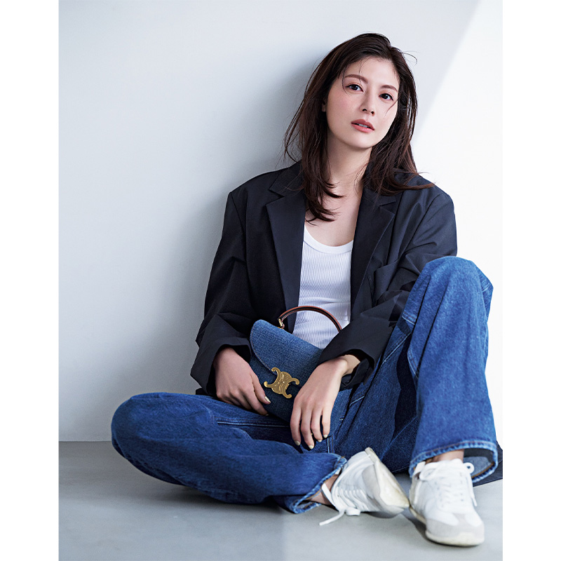 白タンク×デニム×黒ジャケットの佐藤ありささん