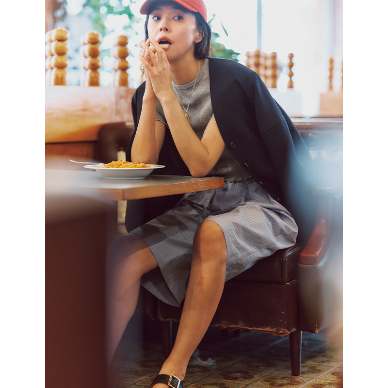Tシャツ×ハーフパンツにジャケットを肩掛けした浅見れいなさん