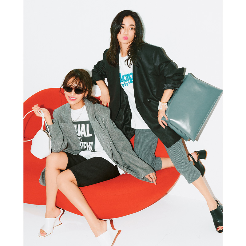 ロゴT×カプリパンツ×黒ジャケットの宮城舞さん