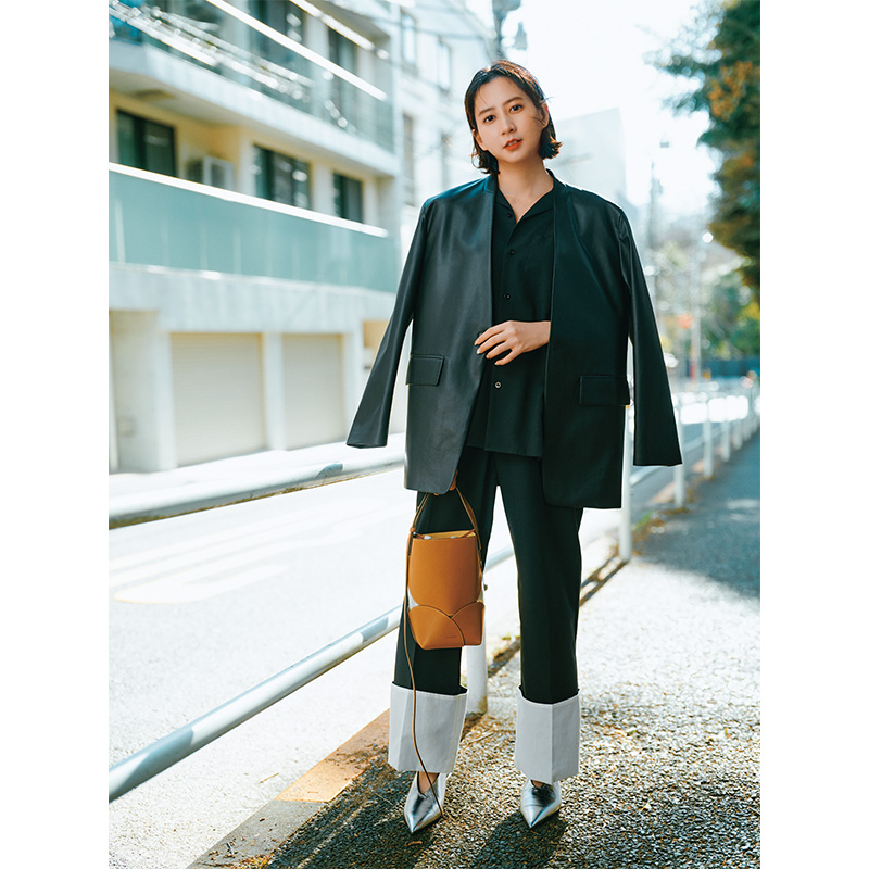 黒シャツ×ロールアップパンツ×黒ジャケットの河北麻友子さん