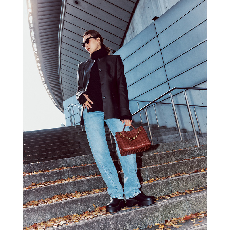 タートルネック×デニム×黒のレザージャケットの笹川友里さん