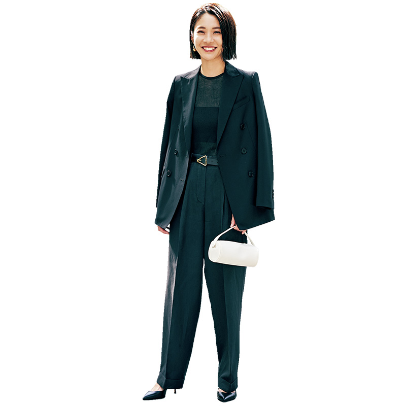 シアーニット×黒ジャケット×パンツの上澤恵理子さん