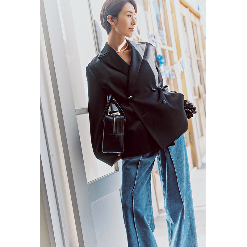 黒ジャケット×デニムの神山まりあさん