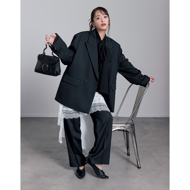 ビッグジャケット×レースキャミ×パンツの近藤千尋さん