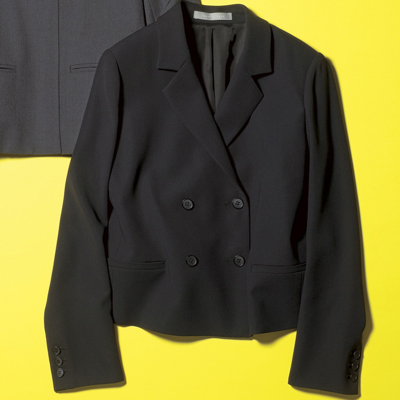 theory luxeのショート丈の黒ジャケット