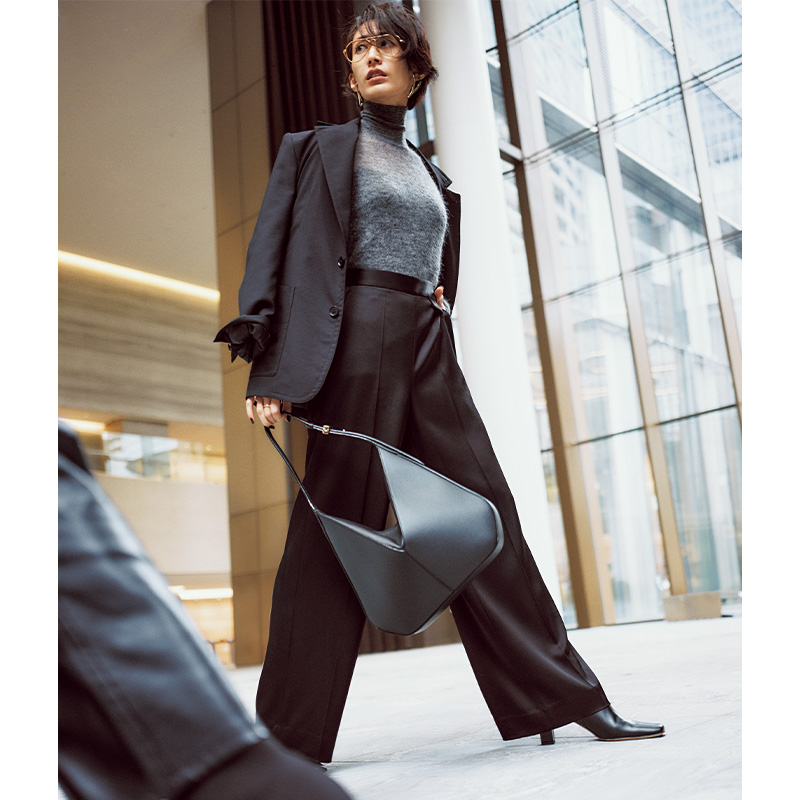 シアータートルニット×黒ジャケット×パンツの神山まりあさん