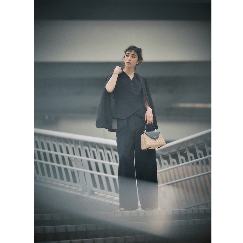 ベスト×パンツ×黒ジャケットの岡本あずささん