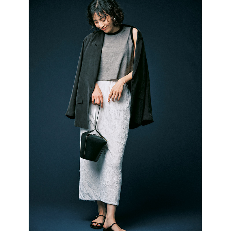 タンクトップス×白スカート×黒ジャケットの岡本あずささん