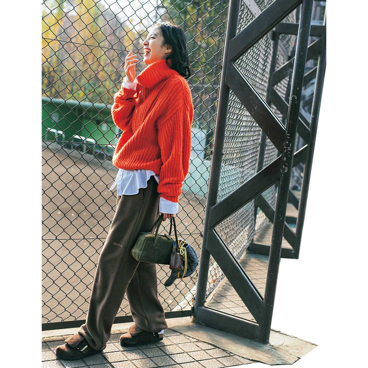 キレイ色ニットとシャツの重ね着にフリースパンツを合わせたコーデ