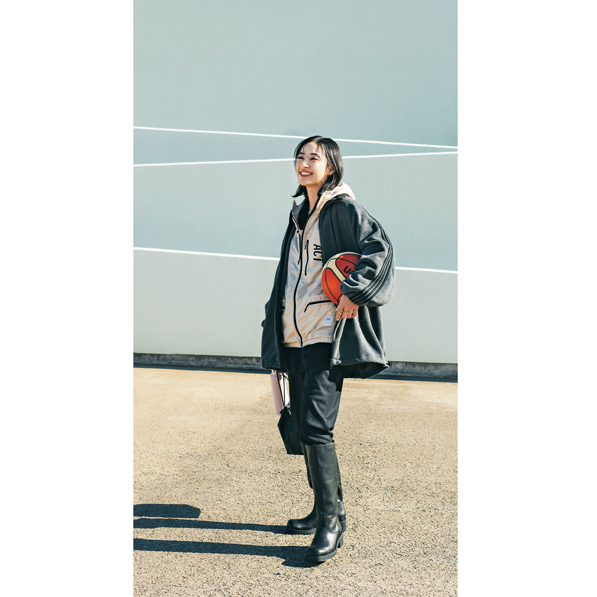 ブルゾンにサイドラインが入ったトラックフリースを重ねたコーデ