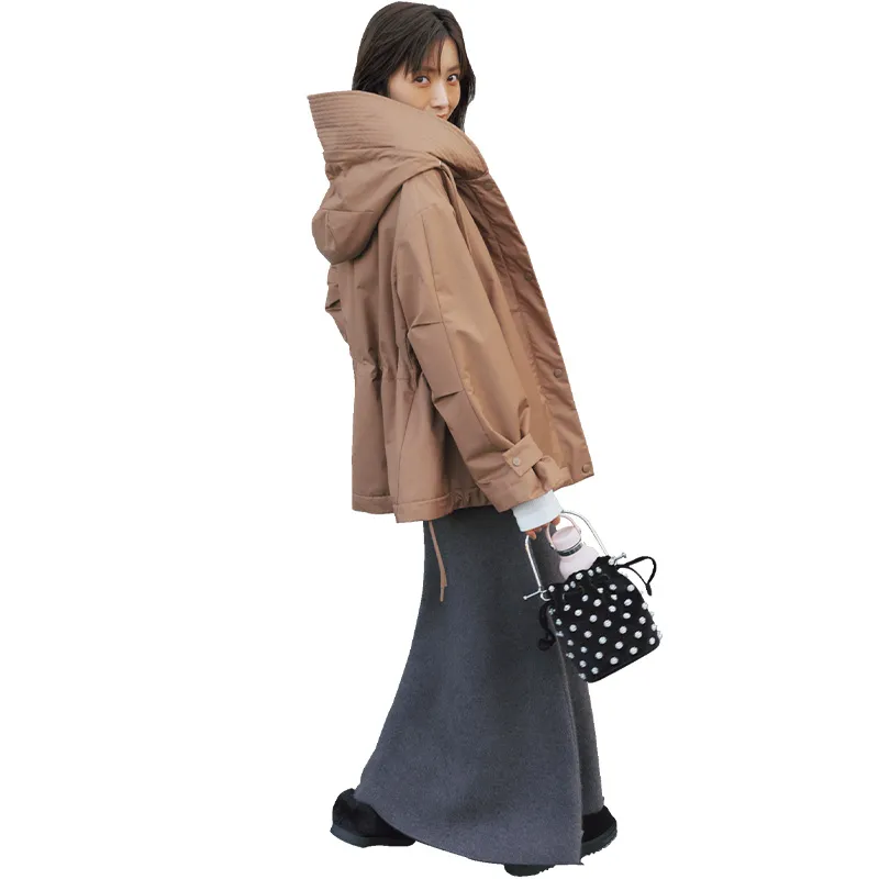 ベージュのパテッドアウターにグレーのロングスカートのコーデ