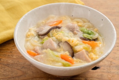 ぐっち夫婦　大人は鍋、 同じ食材で子どもメニュー！「鶏肉の五目あんかけうどん」