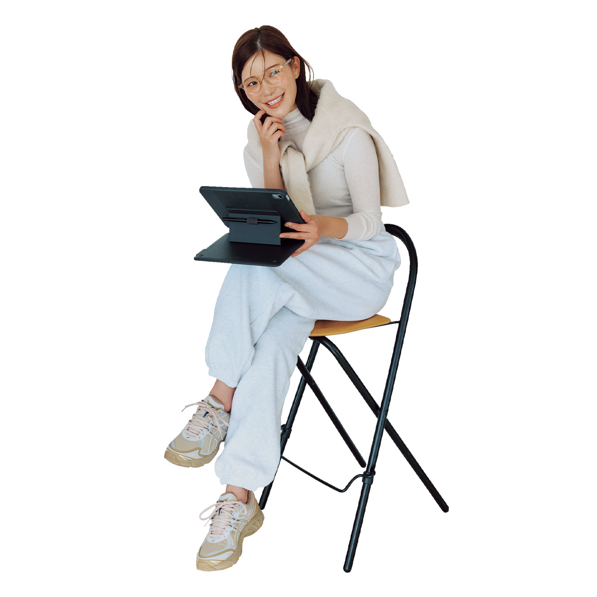 今どきシアータートルでオール白コーデ