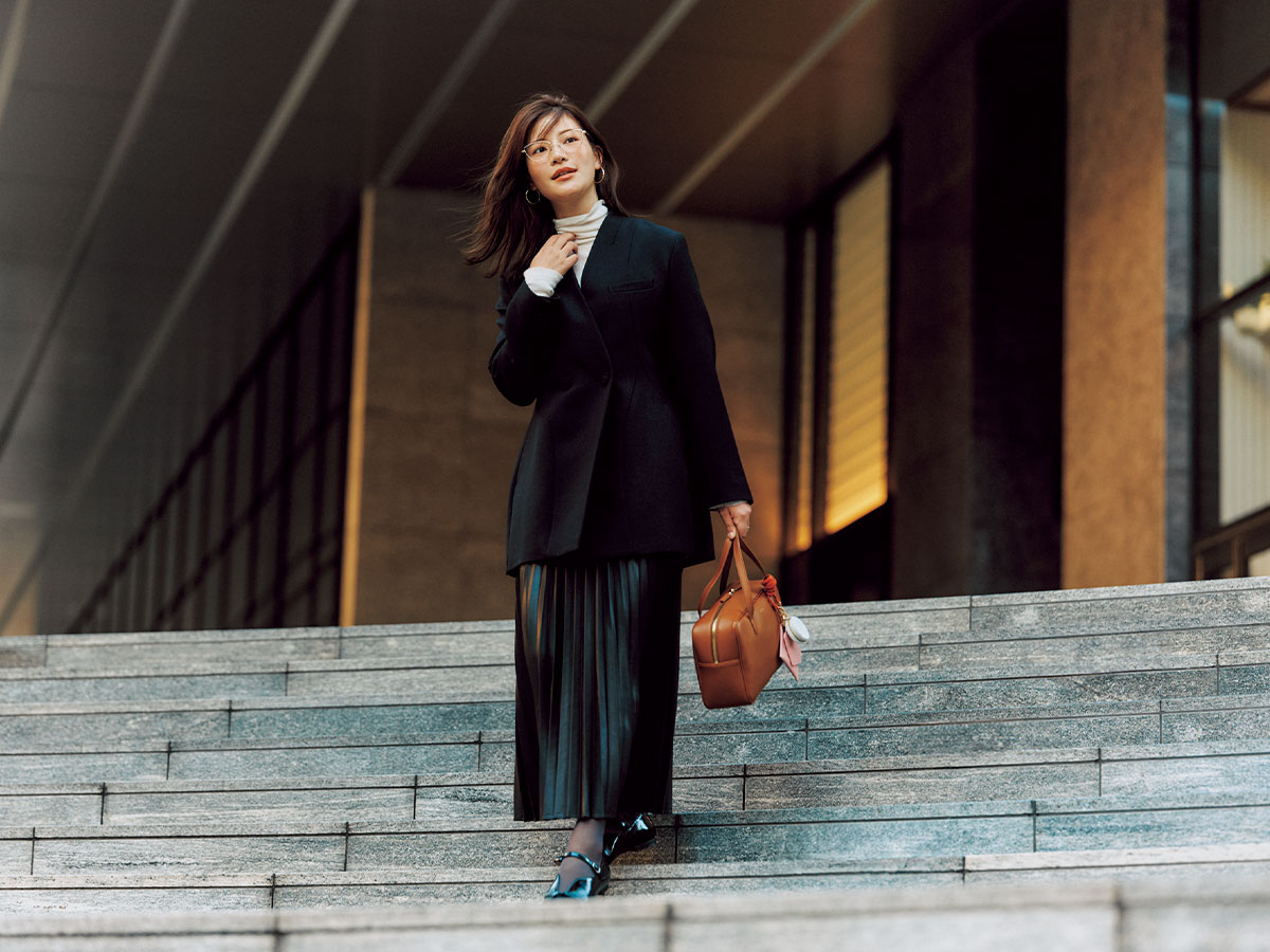 ハイネックカットソーとフェイクレザーのプリーツスカートにウエストシェイプジャケットを羽織った出勤コーデ