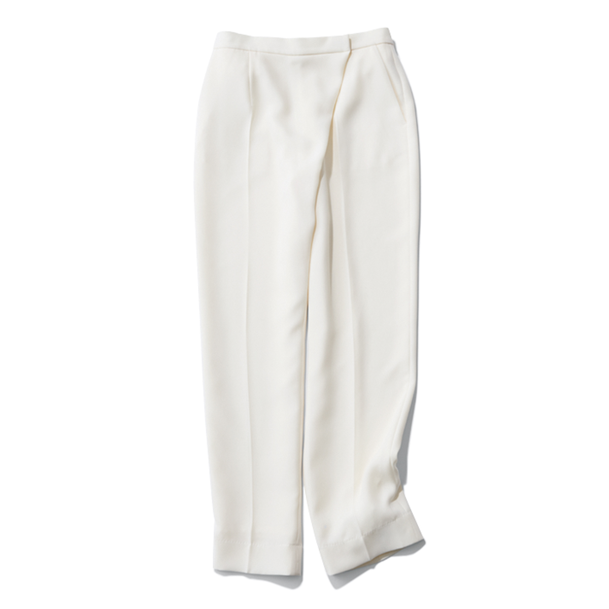 サヴィルサヴィのウエストがアシメデザインになった白パンツ