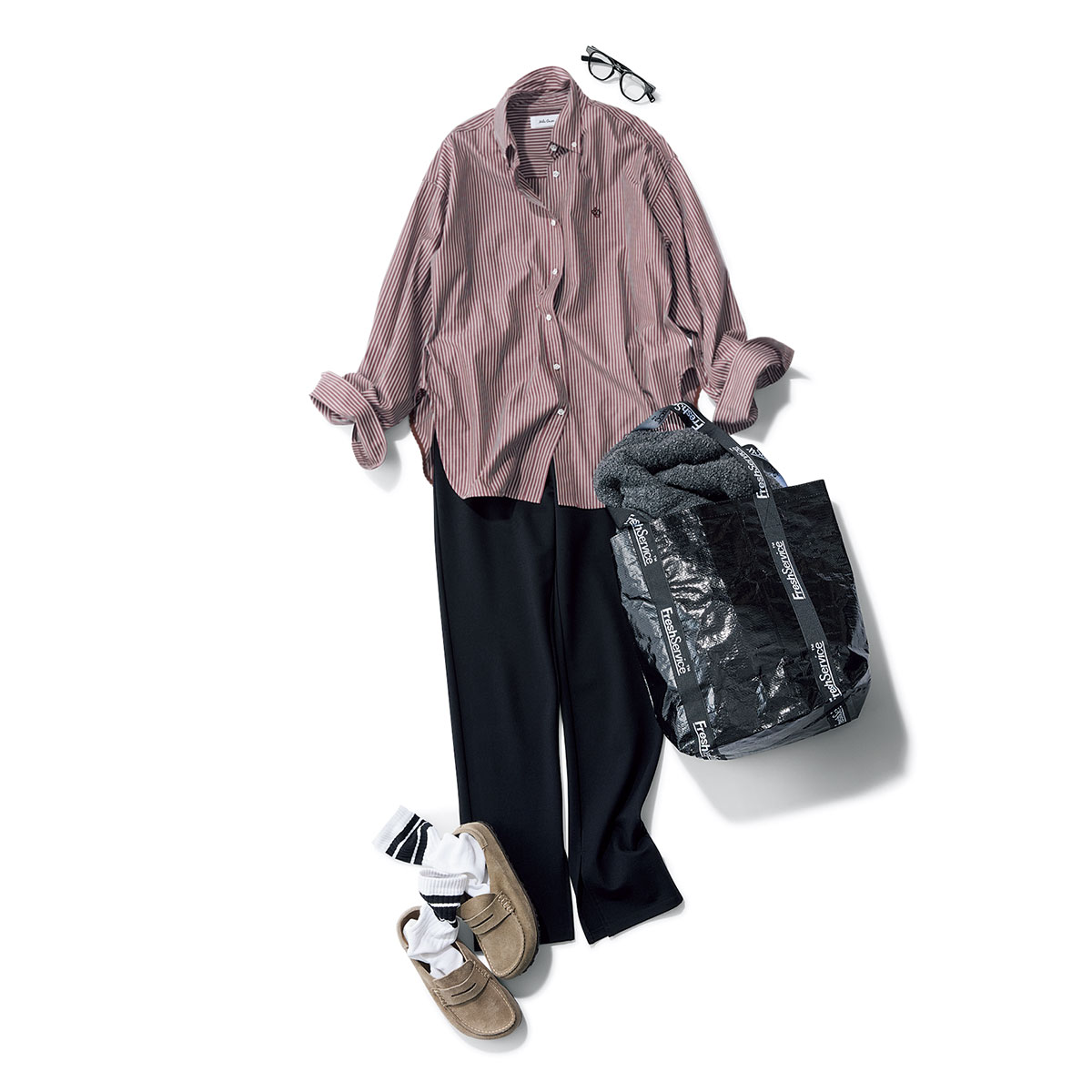 ストライプシャツと黒パンツで洗練コーデ