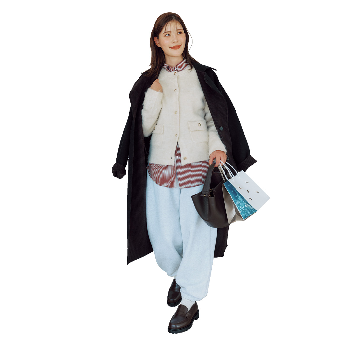 シャツとカーディガンをレイヤードしたキレイめカジュアルなスウェットパンツコーデ