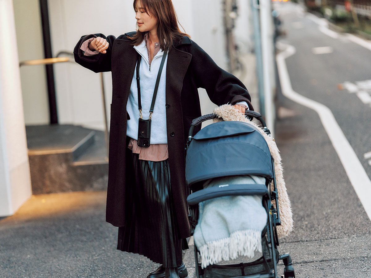 シャツとハーフジップのレイヤードにフェイクレザースカートを合わせロングコートを羽織ったママコーデ