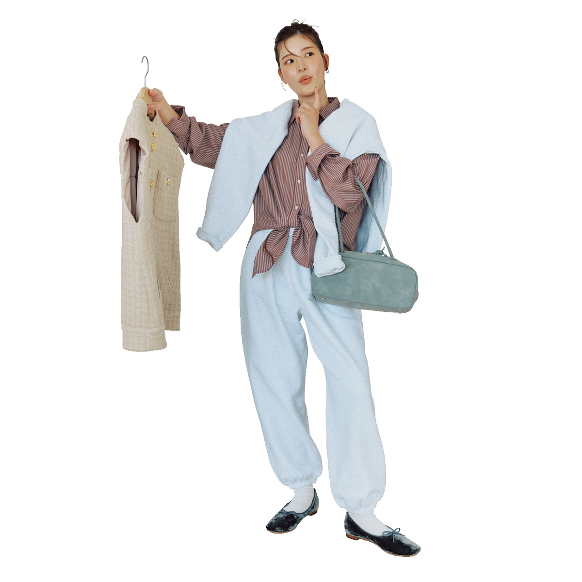 ストライプシャツとスウェットパンツを合わせたキレイめカジュアルコーデ