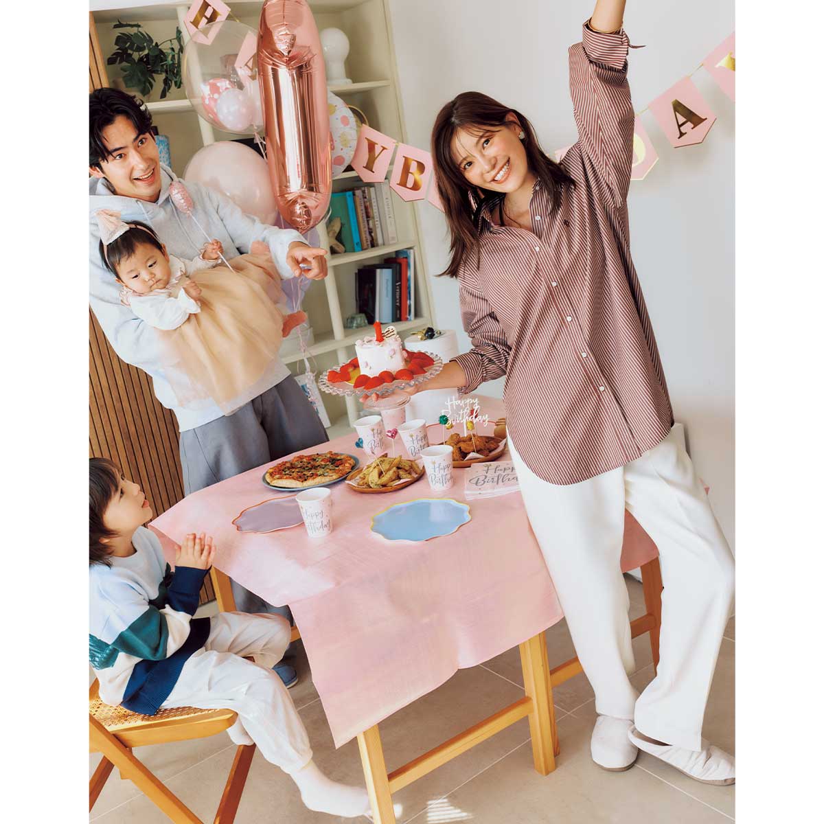 ミラオーウェンのストライプ柄シャツとサヴィルサヴィの白パンツを合わせたホームパーティコーデ