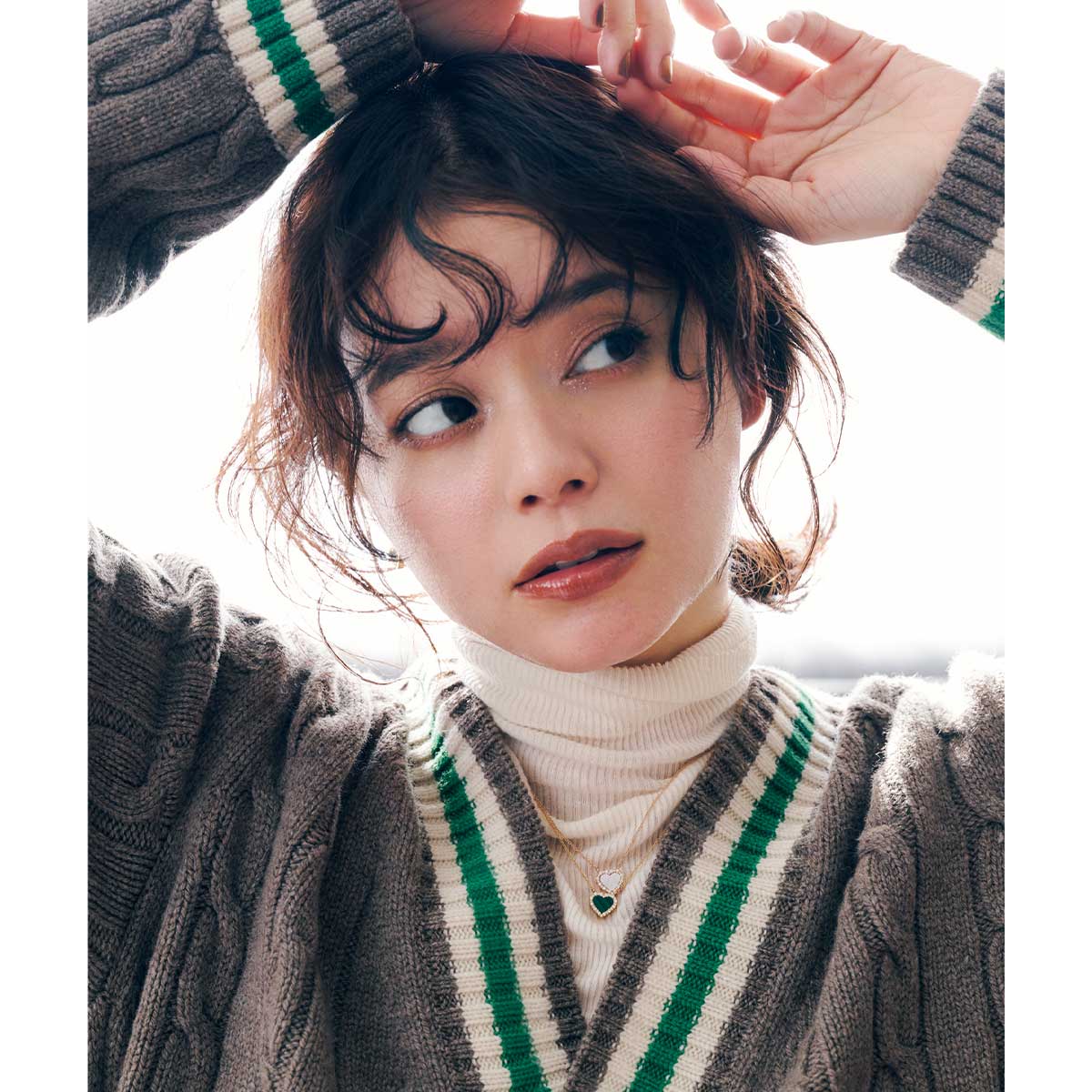 ダミアーニのハート形のカラーストーンのネックレスとピアスをつけた岸本セシルさん