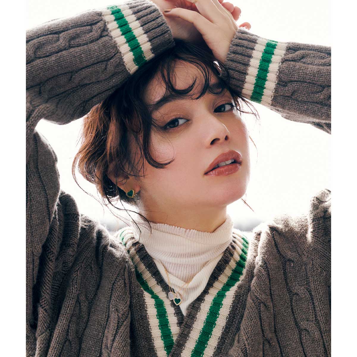 ダミアーニのハート形のカラーストーンのネックレスとピアスをつけた岸本セシルさん