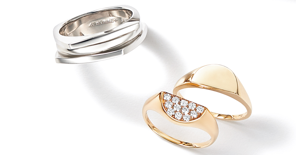 スクエアとラウンドがセットになったシルバーリングと2つ合わせて1つのシーリングリングが完成するリング