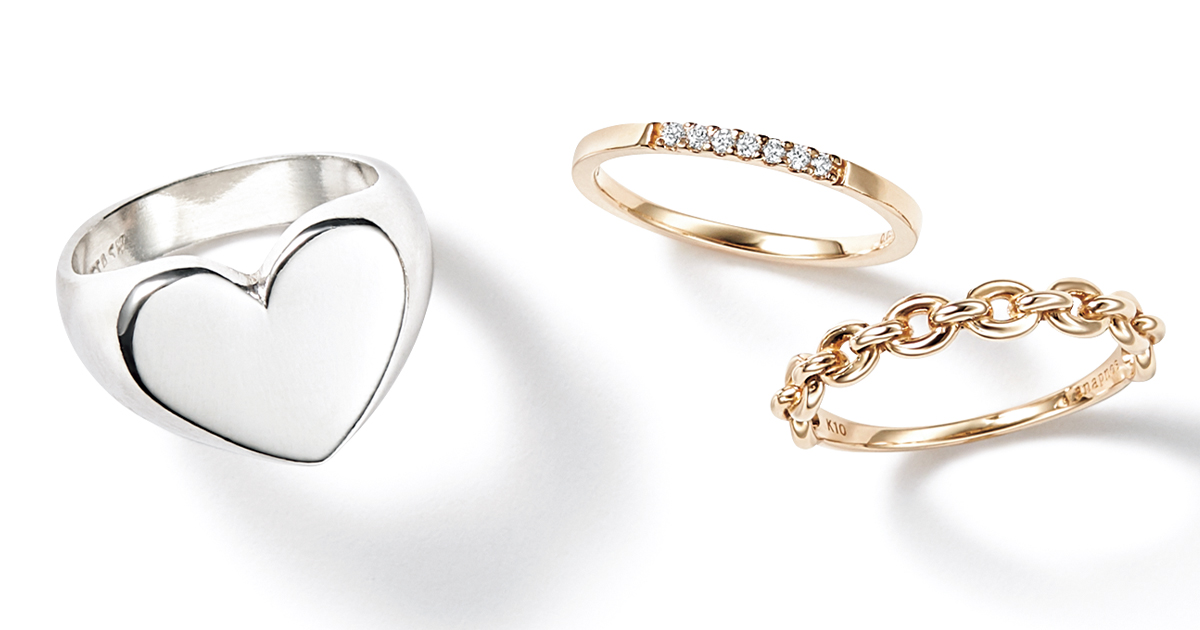 ハートモチーフのピンキーリングとチェーンとダイヤが入ったピンキーリング