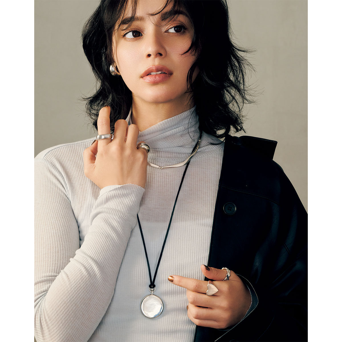 シアータートルにシルバーのイヤーカフやネックレスやリングを重ねづけした岸本セシルさん