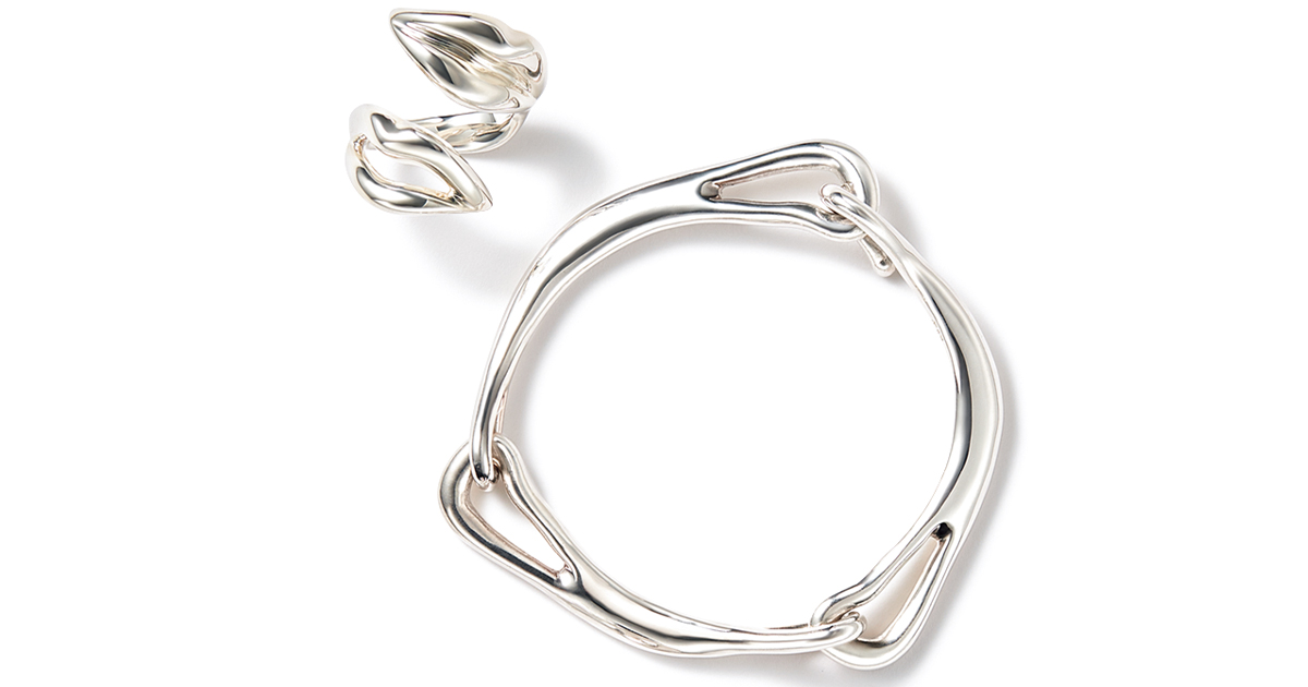 シルバーのブレスレットとリング