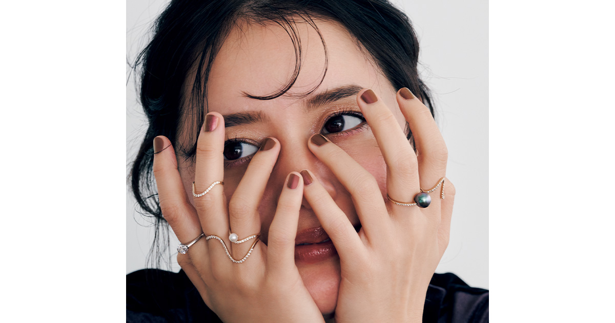 プライマルのダイヤリングを右手と左手に重ねづけした岸本セシルさん