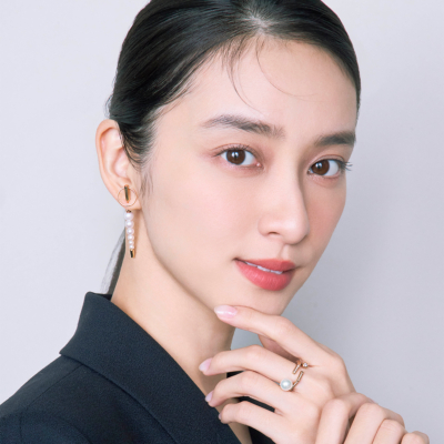 武井 咲さんが魅せる“アシメ”な耳元ジュエリーレシピ