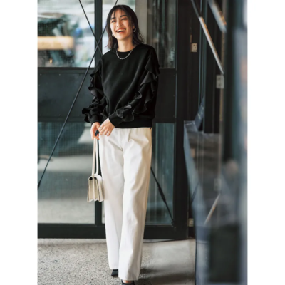 母業オシャレの【キレイめスウェット】は黒白モノトーンで上品にまとまる