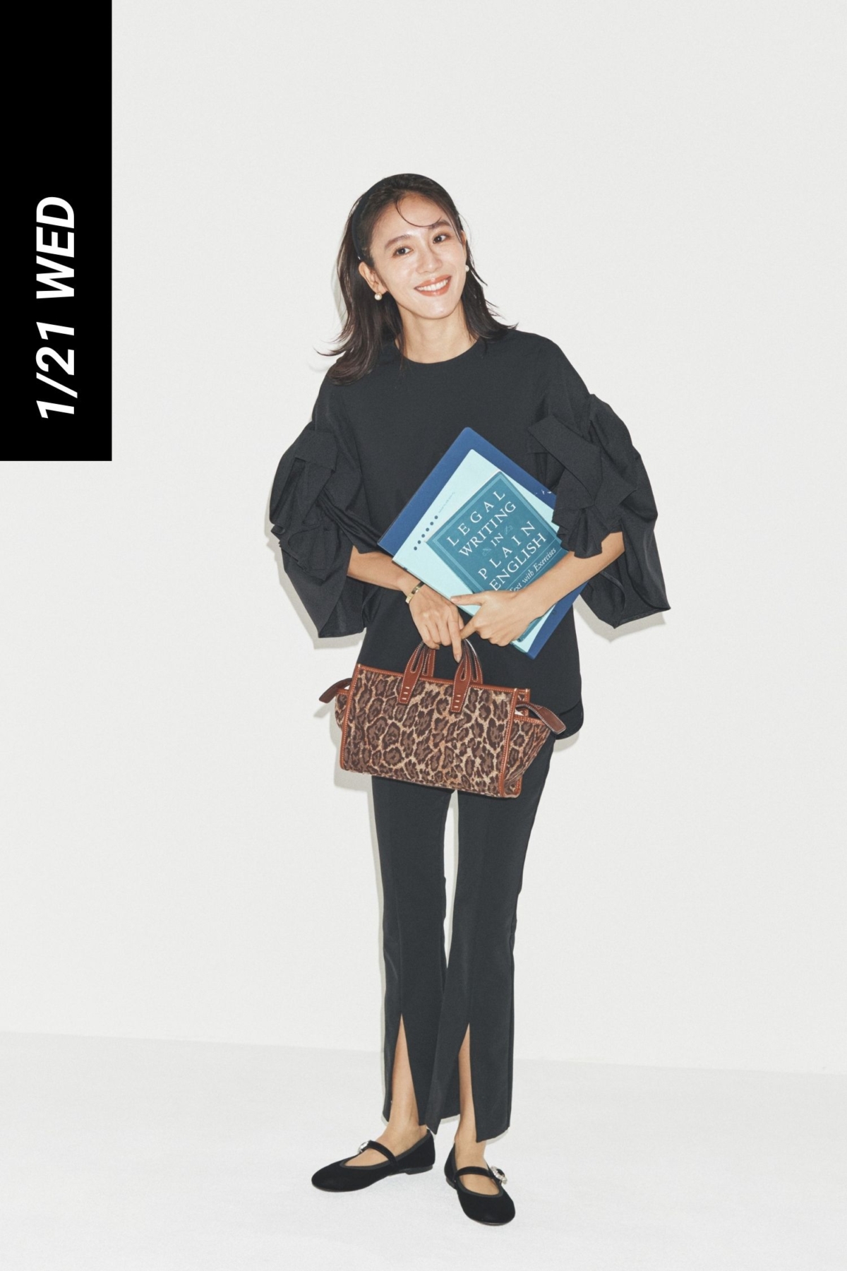 袖が立体的なフォルムになったトップスとスリットが入ったパンツのセットアップコーデ