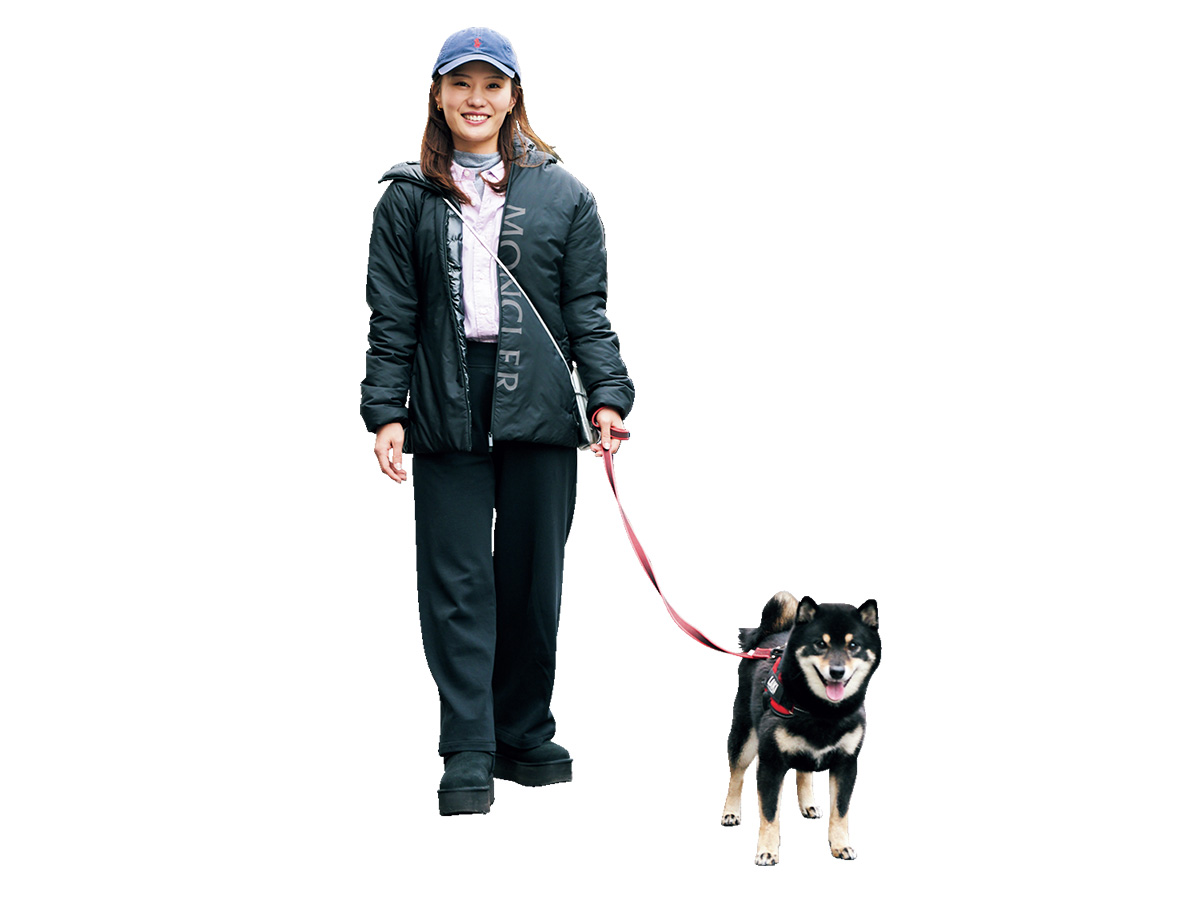 クラウドチームVERYの長谷川侑奈さんと愛犬ラキの散歩スタイル
