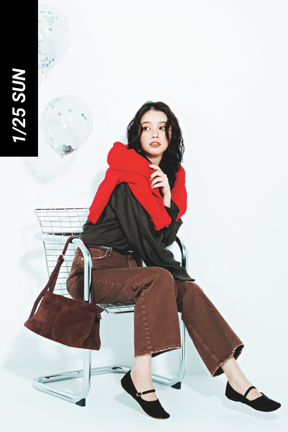 ブラウンのシャツとパンツに赤ニットを肩掛けしたコーデ