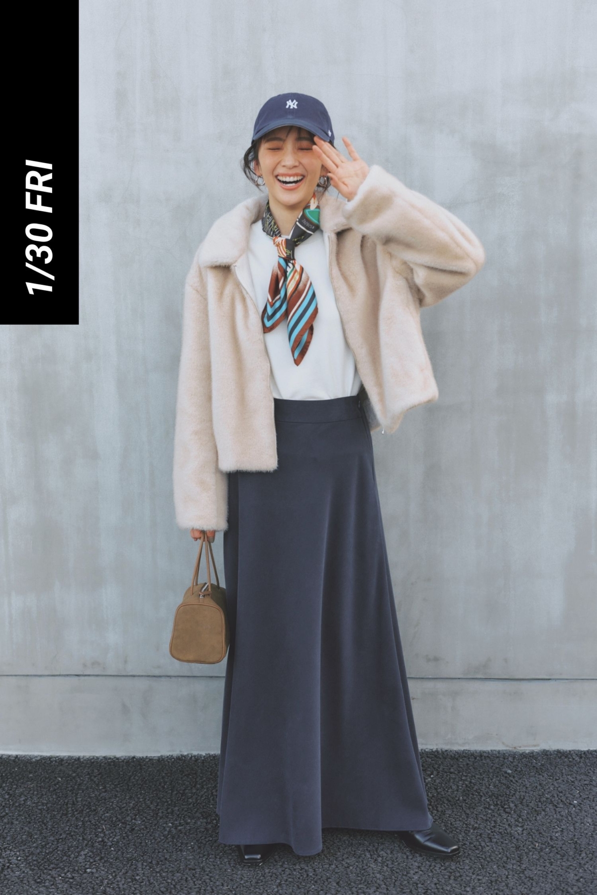 ショート丈のファーブルゾンとロングスカートにキャップやスカーフを足したコーデ