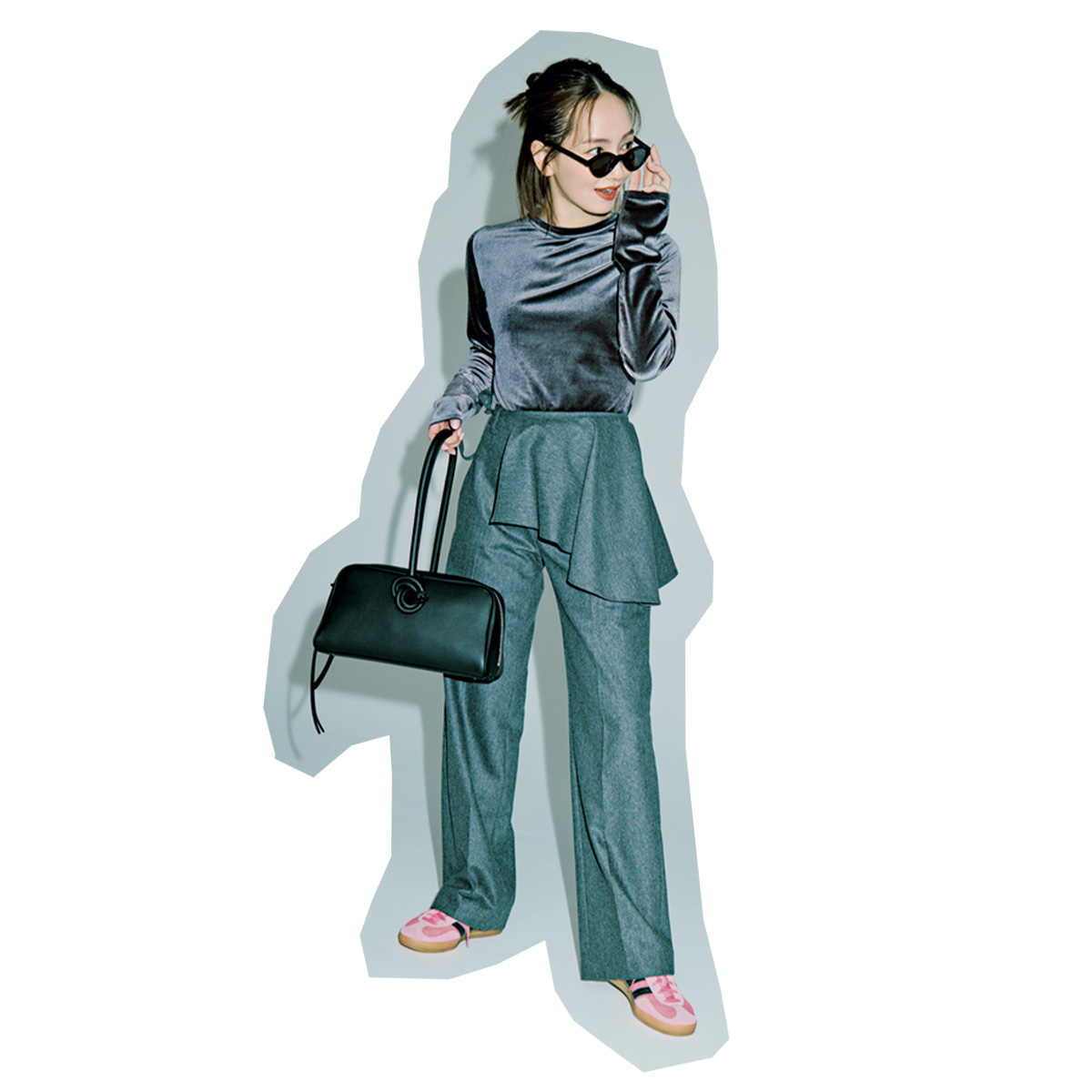 VERY誌面でピンクスニーカーを着用した辻元舞さんの私服コーデ