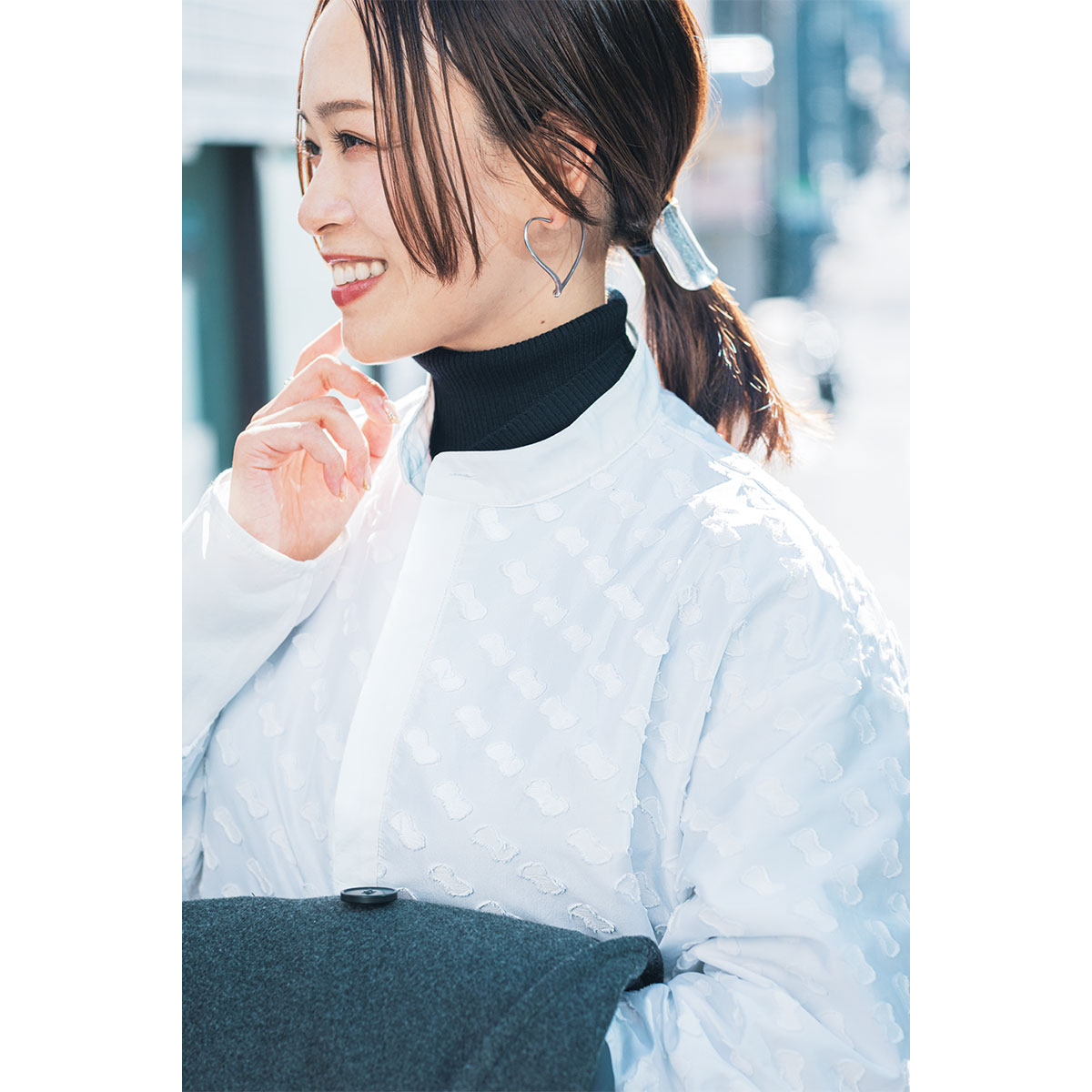 yoriの白ブラウスを着た読者