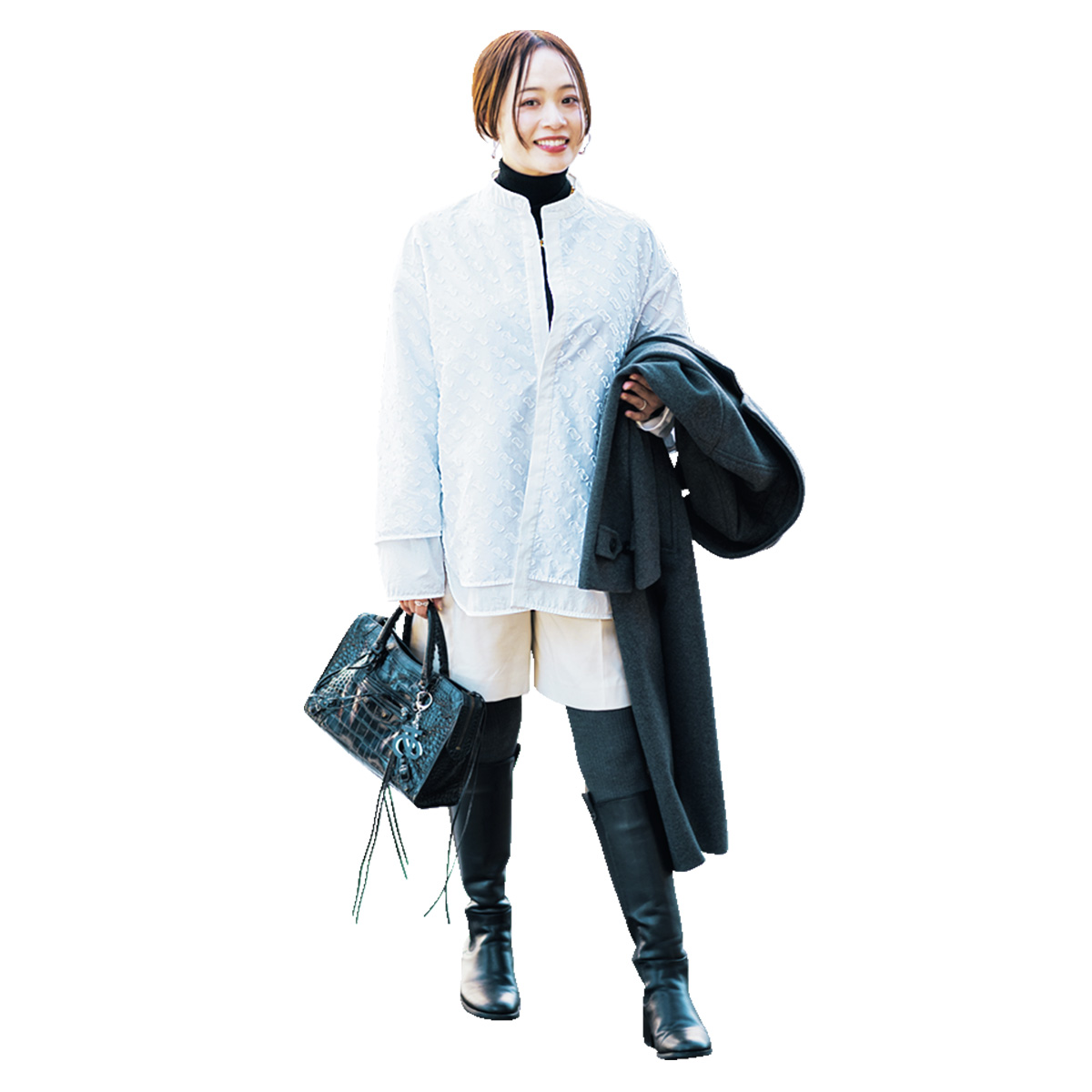 yoriの白ブラウスとハーフパンツに黒ブーツやバッグを合わせた読者コーデ