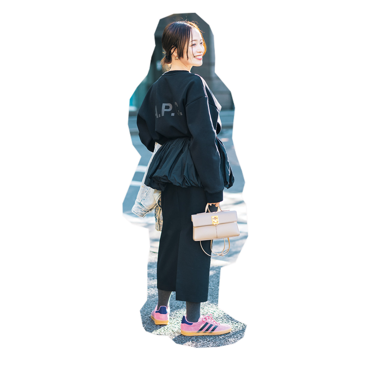 ブラックコーデにピンクスニーカーを差し色にした読者コーデ