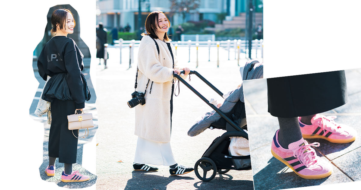 ブラックコーデにピンクのスニーカー、ホワイトコーデに黒のスニーカーを履いたママ