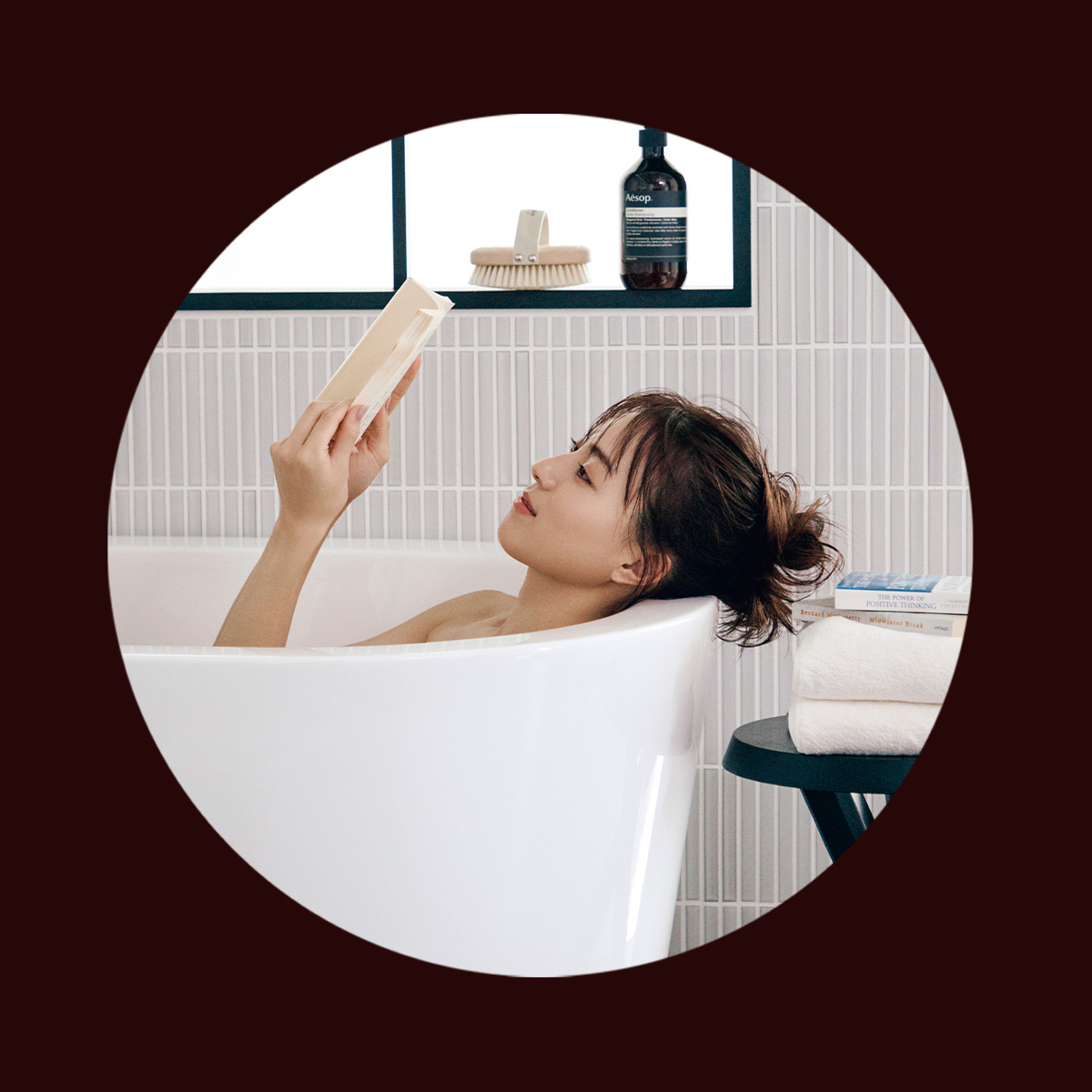 お風呂に浸かって本を読むモデル